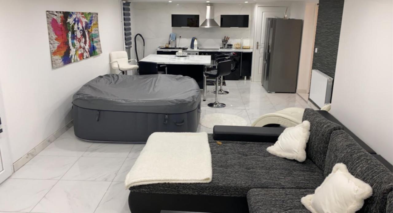 Love Room Givors Εξωτερικό φωτογραφία