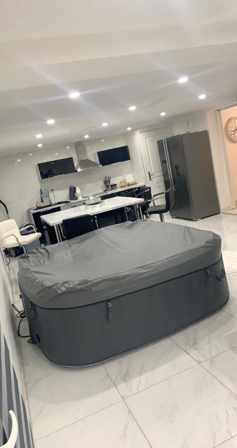 Love Room Givors Εξωτερικό φωτογραφία